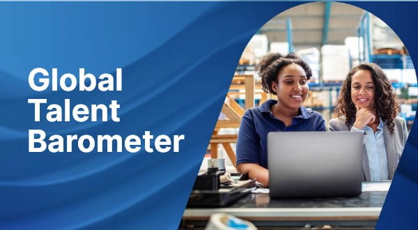 ManpowerGroup Global Talent Barometer 2024 - 2 Frauen schauen in einen Laptop