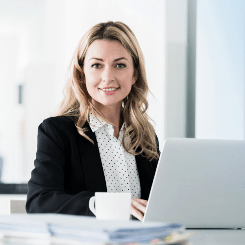 Frau im Business Look am Laptop sitzend