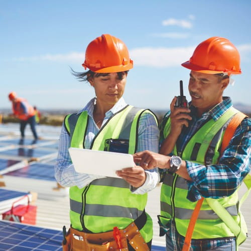 Zwei Monteure für Solaranlagen bei der Arbeit