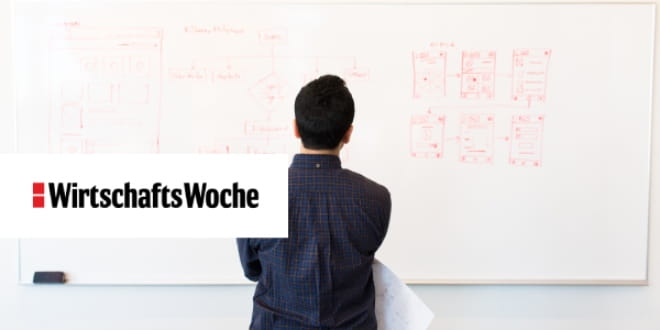 Mann vor einem Whiteboard stehend