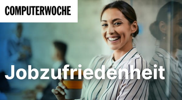 ManpowerGroup in den Medien: ComputerWoche - Wege aus dem Berufsfrust - 04.12.2024 - Frau mit Kaffee lächelt in die Kamera