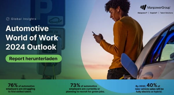 Global Insights: Automotive World of Work 2024 Outlook – 29.02.2024 - Mann mit Smartphone lädt sein E-Auto