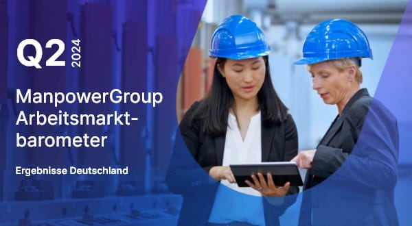 ManpowerGroup Arbeitsmarktbarometer Q2-2024 DE - Zwei Fachkräfte mit Schutzhelmen und Tablet
